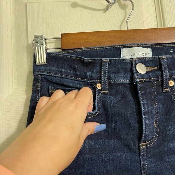 Made And Loved LOFT Womens Blue Dark Wash Stretch Raw Hem Skinny Jeans Size 0/25 - Picture 5 of 8